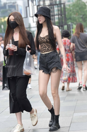 来类来类。美女来类230827-1-69 15P