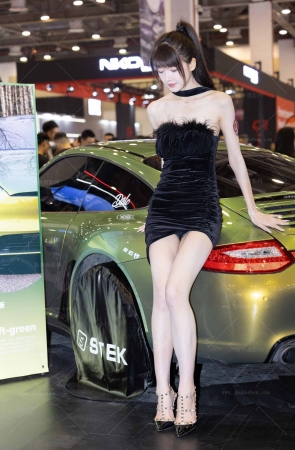 240329-4=34 改装车展偶遇网红车模是你依然 6P