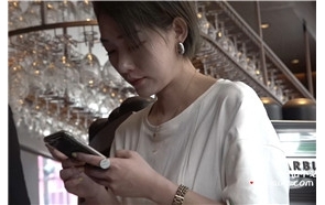 短发美白的玉足姐姐 [729 MB/avi]