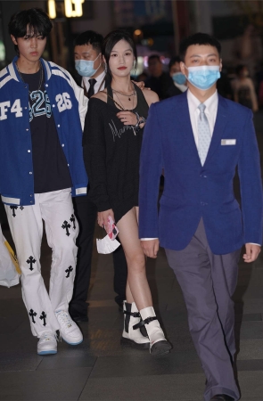 白色短靴黑白搭配