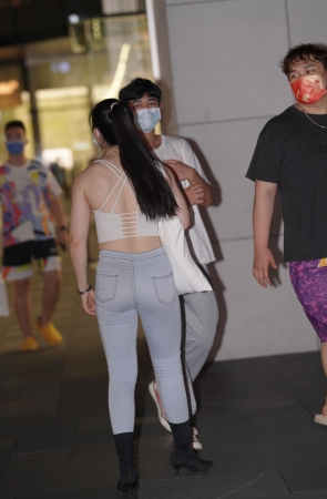 紧牛女孩 身材不赖