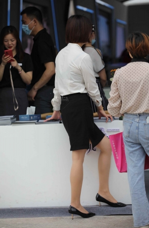 售 楼处房姐肉 丝高 跟工作一天了二郎腿休息