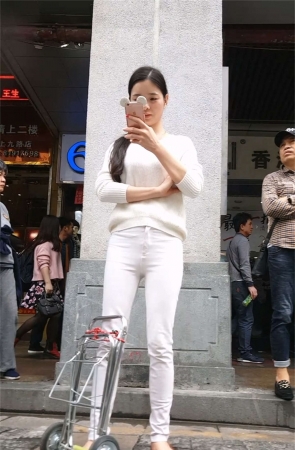 白色的牛仔蓝漂亮的美女