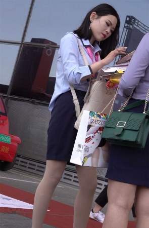 谈业务的肉丝高跟美女业务员