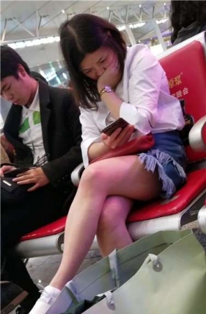 4k超清，性感的白皙美腿美女，撑着腮玩手机真入迷。