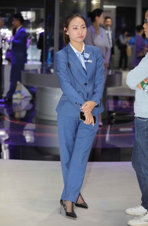 【街拍心灵】车展销售短丝街拍高跟