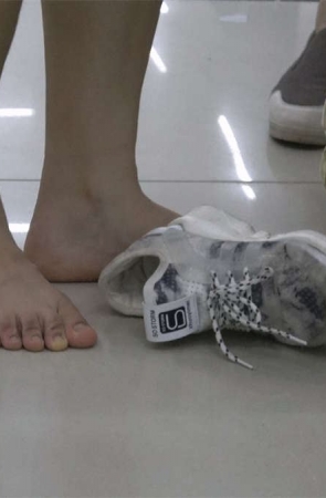 穿鞋脱丝袜的美足女子