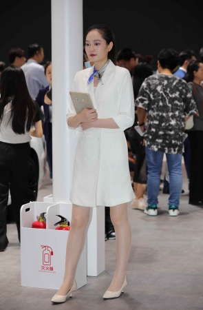 【街拍心灵】汽车品牌大使街拍肉丝大长腿高跟