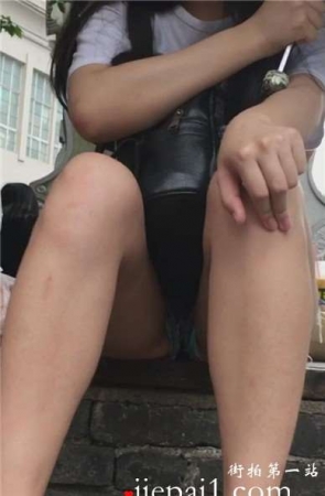 花坛边听闺蜜抱怨的牛仔热裤小清新美眉 [979 MB]