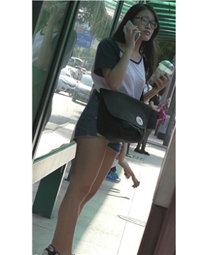 4k-公交站拍摄牛仔热裤大长腿运动鞋女孩 [559 MB]