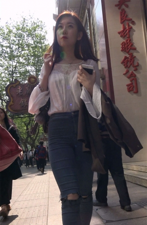 白衬衫紧身蓝牛街拍美臀美女姐姐1