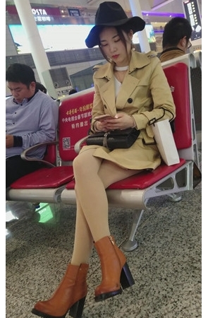 车站等车的肉丝美腿极品女神[1G/MP4]