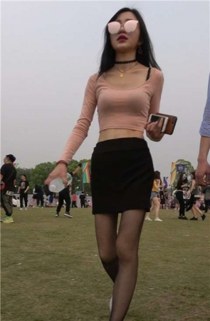 4K – 紧身短T街拍黑丝短裙小蛮腰美女 [952 MB]