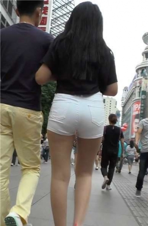 街拍雪白性感圆臀粉色运动鞋漂亮美女 [659 MB]