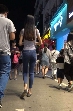 苗条好身材小蛮腰紧身蓝牛美女