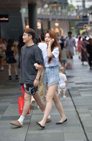 帅哥的美腿女盆友