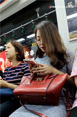 风情万种连衣裙美妇 [602 MB/mp4]