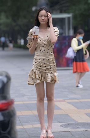 818斑点包臀裙长腿美女（极品）