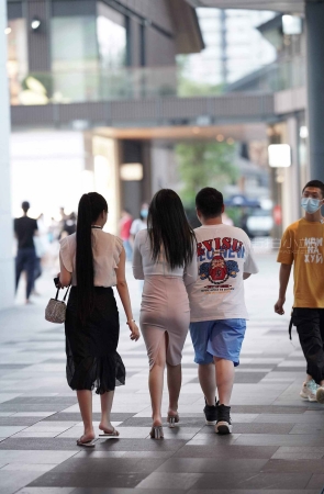 搭讪街拍开叉燕尾包臀裙美女