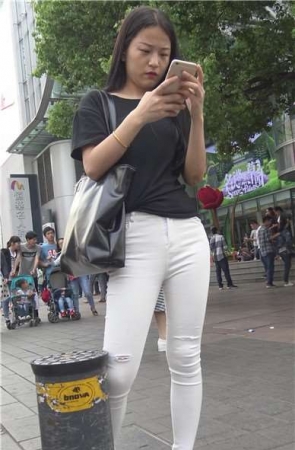 4K – 街拍白裤女孩 [1.25 GB]