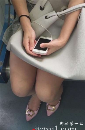 地铁上遇见带着耳机听歌，一筹莫展的美腿少女。