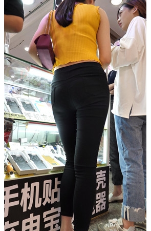 街拍黑紧裤小姐姐