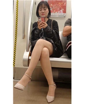 地铁上的美腿丝袜高跟妹子 [943 MB/mp4]