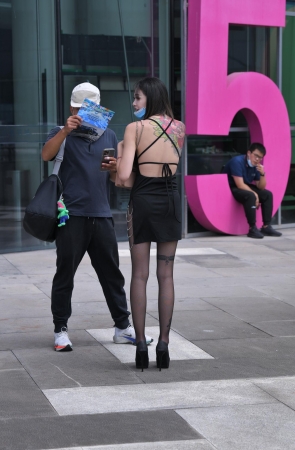 菲菲黑丝高跟开叉裙