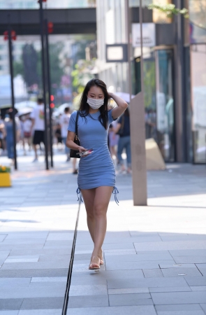 蓝色包臀裙美女