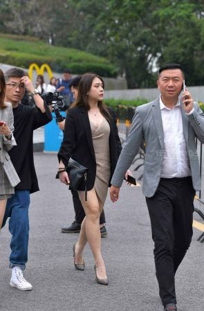 低胸极致街拍美女