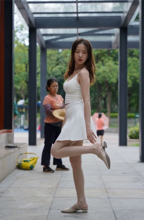 白裙裸丝小姐姐