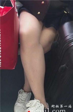 面对如此漂亮的妹妹坐旁边，大叔显得有点不淡定了。