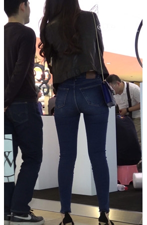 紧身牛仔裤美女