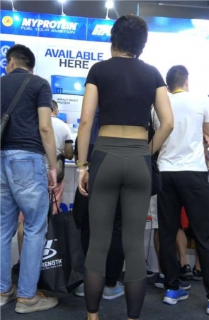 4K – 极品身材黑色紧身弹力裤小蛮腰美女第二集 [1.05 GB]