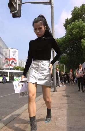 气质满满的银白裙马尾辫小姐姐