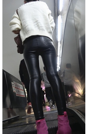 白衣皮裤妹子[925M/MP4]