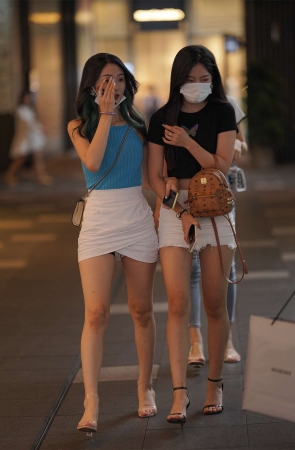 凯恩公爵街拍作品 – 三人行 必有美腿