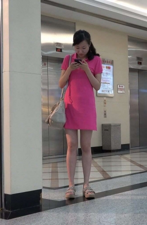 4K – 粉色包臀裙美女买鞋试鞋 [2.49 GB/MP4]