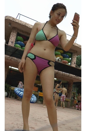 拍照的泳裤美女
