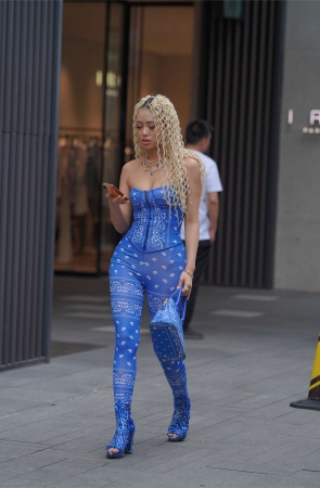 花色连体衣翘臀美胸小蛮腰