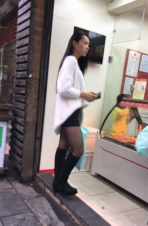 白色毛衣黑色紧身短裤黑色丝袜高靴长发妹子