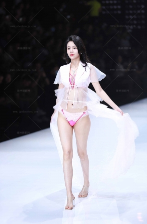 大型T台内衣秀双模 7P