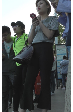 等车的短发黑裤小姐姐