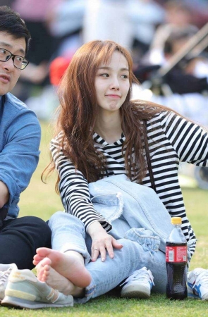 街拍条纹衣服女孩细嫩的脚丫