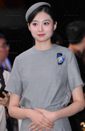 2562-5=69√气质满满的，能看出穿了丝袜吧 9P