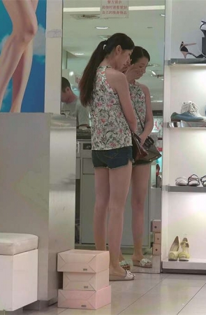 精致的美女陪闺密买鞋