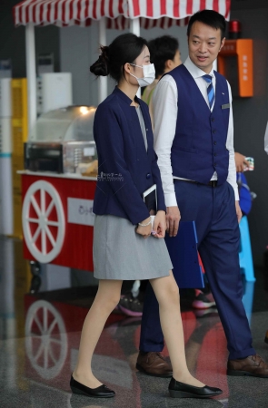 【街拍心灵】凯迪拉克销售顾问肉丝街拍美腿制服