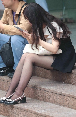 诱惑黑丝街拍少妇-17P