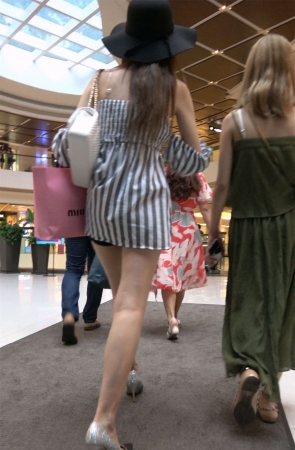 大黑帽吊带衫高跟鞋美腿性感美女