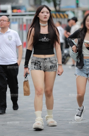 丰韵牛仔热裤美女